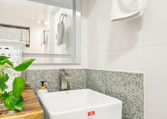In Kl Tower, Greenbelt, Makati! Max Capacity 6 Pax! Apartment *